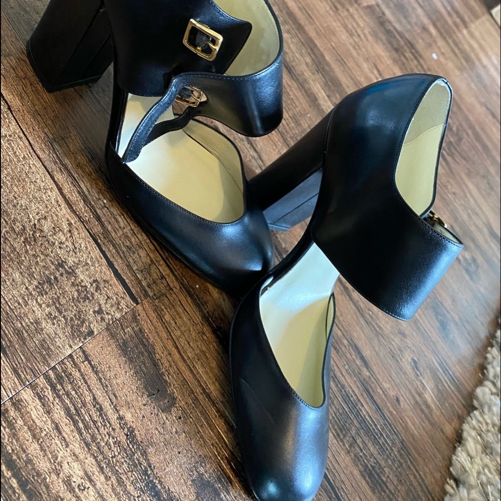 Bettye Muller maryjane block round toe heels